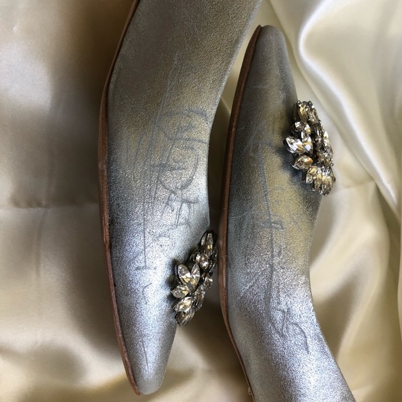 Badgley Mischka Silver Metallic Kitten Heeled Pumps - Picture 13 of 16